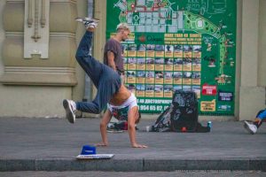Фотография уличного акробата в эффектной позе. Идеальное изображение для вдохновения при создании уникального рисунка татуировки.