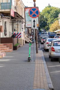 Фотография городской улицы с машинами, тротуаром и дорожными знаками. Идеальный фон для поиска идей для тату в городском стиле.