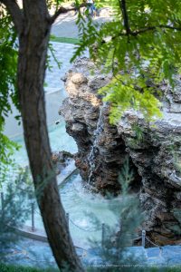 Фотография горного водопада, стекающего по скалам. Зеленые деревья, чистая вода, живописный пейзаж. Идеально для эскизов тату.