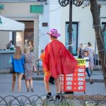 Фото мужчины в костюме героя с плащом и мечем – щитом с украинским гербом – Уличная татуировка 14.09.2020 – tatufoto.com 12