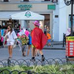 Фото мужчины в костюме героя с плащом и мечем – щитом с украинским гербом – Уличная татуировка 14.09.2020 – tatufoto.com 13