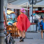 Фото мужчины в костюме героя с плащом и мечем – щитом с украинским гербом – Уличная татуировка 14.09.2020 – tatufoto.com 16