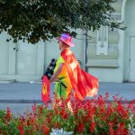 Фото мужчины в костюме героя с плащом и мечем – щитом с украинским гербом – Уличная татуировка 14.09.2020 – tatufoto.com 3