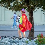 Фото мужчины в костюме героя с плащом и мечем – щитом с украинским гербом – Уличная татуировка 14.09.2020 – tatufoto.com 5