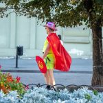 Фото мужчины в костюме героя с плащом и мечем – щитом с украинским гербом – Уличная татуировка 14.09.2020 – tatufoto.com 6