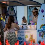Фото парня который продает с лотка мороженое – 17.09.2020 – tatufoto.com 1