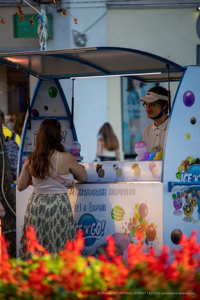 Фото парня который продает с лотка мороженое – 17.09.2020 – tatufoto.com 1