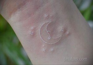 Фото пример белой татуировки 24.09.2020 №040 -white tattoo- tatufoto.com