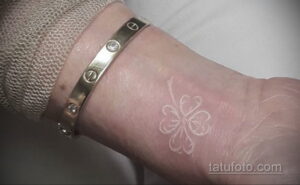 Фото пример белой татуировки 24.09.2020 №043 -white tattoo- tatufoto.com