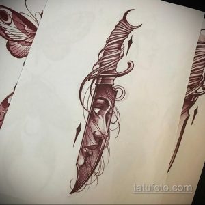 Эскиз татуировки, изображающий женское лицо, интегрированное в форму кинжала с луной. Выполнен в реалистичном стиле с использованием темных оттенков.