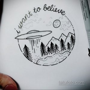 Минималистичный эскиз татуировки с изображением НЛО, гор и надписью "I want to believe". Выполнено в черном цвете с использованием тонких линий.