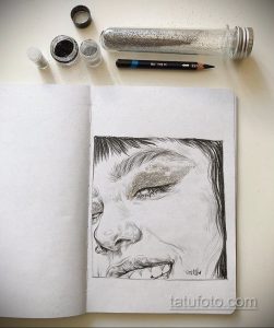 Эскиз татуировки с изображением портрета девушки с волчьими чертами лица. Рисунок выполнен в графическом стиле с использованием черных линий и штрихов.