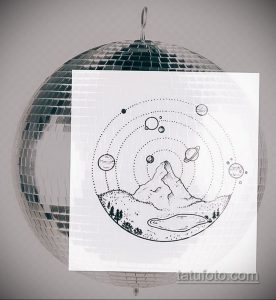 Черно-белый эскиз татуировки, изображающий горы, озеро и планеты на фоне звездного неба. Рисунок выполнен в минималистичном стиле с использованием точек и линий.