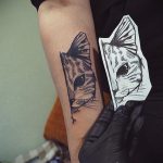 Эскиз татуировки: реалистичная мордочка котенка. Черно-белый эскиз тату на предплечье.