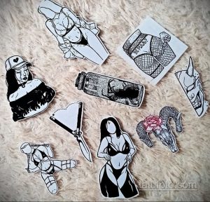 Набор эскизов татуировок в стиле blackwork с изображением различных объектов: девушки, черепа, цветов, оружия и других символов. Рисунки выполнены в черном цвете.