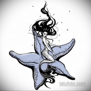 Эскиз татуировки с изображением русалки, сидящей на морской звезде. Рисунок выполнен в акварельном стиле, с использованием мягких оттенков синего и серого.