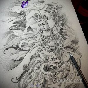 Детальный эскиз татуировки, изображающий богиню Куан Инь, сидящую на драконе, окруженную облаками и бабочкой. Подходит для тех, кто интересуется восточной культурой и символизмом.