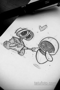 Эскиз татуировки с изображением роботов WALL-E и Ева из мультфильма, держащихся за руки, выполненный в милом и наивном стиле.