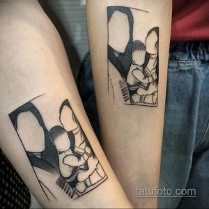 Фото тату: Два рисунка в стиле комиксов, изображающих персонажей в динамичных позах. Необычные и запоминающиеся татуировки для поклонников аниме и манги.