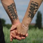 Фото тату: Два реалистичных изображения шахматных фигур – короля и королевы – на предплечьях. Мощные и символичные татуировки для пары.