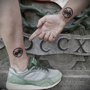 Фото тату: Два одинаковых рисунка на предплечьях, изображающих перечеркнутые кругом муравьи. Необычные и забавные татуировки для пар.