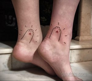 Фото тату: Два маленьких рисунка на стопах, изображающих стилизованные ручки с сердечками. Нежные и милые татуировки для влюбленных.