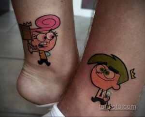 Фото парных тату с изображением персонажей мультфильма 'Fairly OddParents' на лодыжках. Яркие цвета, мультяшный стиль, забавный дизайн.