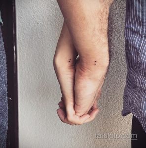 Фото парных татуировок на запястьях: две точки в черном цвете. Стиль – минимализм, геометрические формы, лаконичный дизайн.