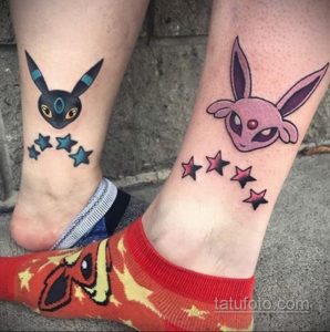 Фотография парных тату на лодыжках. На одной лодыжке изображен покемон Umbreon и звезды, на другой - покемон Sylveon и звезды, выполненные в ярких цветах.