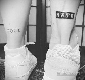 Фотография парных тату на лодыжках. На одной лодыжке надпись 'Soul', на другой - 'Mate', выполненные простым шрифтом.