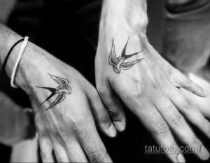 Фотография парных тату на запястьях. На каждом запястье изображена маленькая ласточка в полете, выполненная в минималистичном стиле.