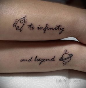 Фото парных тату с надписями "To infinity and beyond" и изображениями ракеты и планеты. Татуировки на предплечьях, черно-белые.