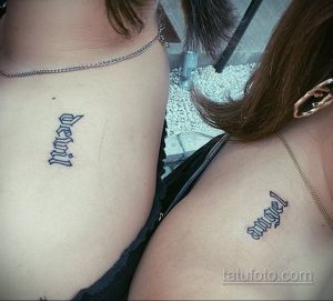 Фото парных тату с надписями "Angel" и "Devil" выполненными готическим шрифтом. Татуировки расположены на ключицах, черно-белые.