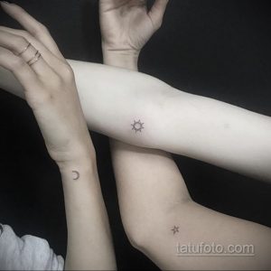 Фото парных тату с изображением луны и солнца. Минималистичный дизайн, тонкие линии, татуировки на запястьях.
