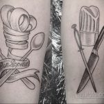 Фото парных тату с изображением кухонной утвари: стопки тарелок, столовых приборов и надписи "Bon Appetit". Черно-белые татуировки на предплечьях.