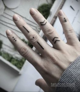 Фото тату: геометрические линии и точки на пальцах руки. Черно-белый рисунок татуировки в минималистичном стиле, с акцентом на четкость линий.