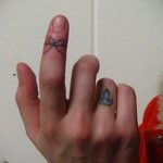 Фото пример татуировки на пальце 05.09.2020 №092 -fingertip tattoo- tatufoto.com