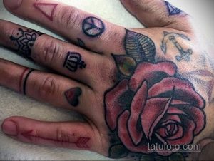 Фото тату на пальцах: роза, корона, сердце, треугольник и другие небольшие рисунки. Цветные татуировки, женский стиль.