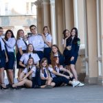 Фото студентов которые фотографируются у Одесского Оперного Театра – 17.09.2020 – tatufoto.com 1