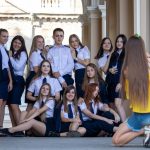 Фото студентов которые фотографируются у Одесского Оперного Театра – 17.09.2020 – tatufoto.com 5