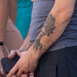 Фото тату дерево с оголенными корнями на руке мужчины – 17.09.2020 – tatufoto.com 3