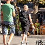 Фото тату с маори узорами и надписями на руке парня с фотоаппаратом Никон в руке девушки - Уличная татуировка 14.09.2020 – tatufoto.com 3