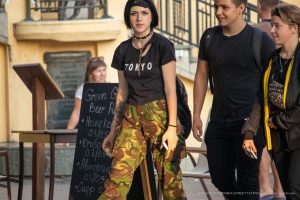 Фото тату волка на руке, выполненное в черно-белом стиле. Детализированный рисунок головы волка, создающий ощущение силы и дикости.
