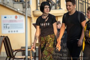 Фото тату волка на руке, выполненное в черно-белом стиле. Детализированный рисунок головы волка, создающий ощущение силы и дикости.