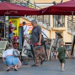 Фото уличного художника который несет картины и стул – Уличная татуировка 14.09.2020 – tatufoto.com 2