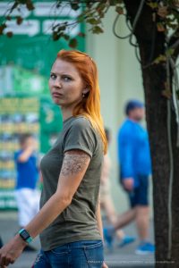 Фото тату цветка на руке, выполненное в черно-белом стиле. Детализированный рисунок бутона с листьями, создающий ощущение легкости и изящества.