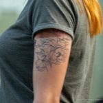 Фрагмент татуировки с лисой и цветами на левом плече и руке девушки – 17.09.2020 – tatufoto.com 3