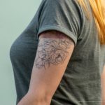 Фрагмент татуировки с лисой и цветами на левом плече и руке девушки – 17.09.2020 – tatufoto.com 4