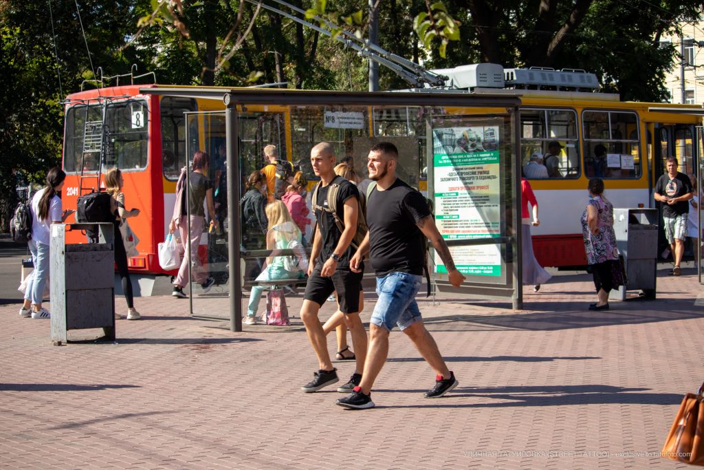 Фрагмент татуировки с рукояткой сабли на руке парня – 17.09.2020 – tatufoto.com 1