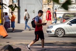 Фото тату на плече мужчины. Яркий рисунок в виде узора или символа, выполнен в красочных тонах.